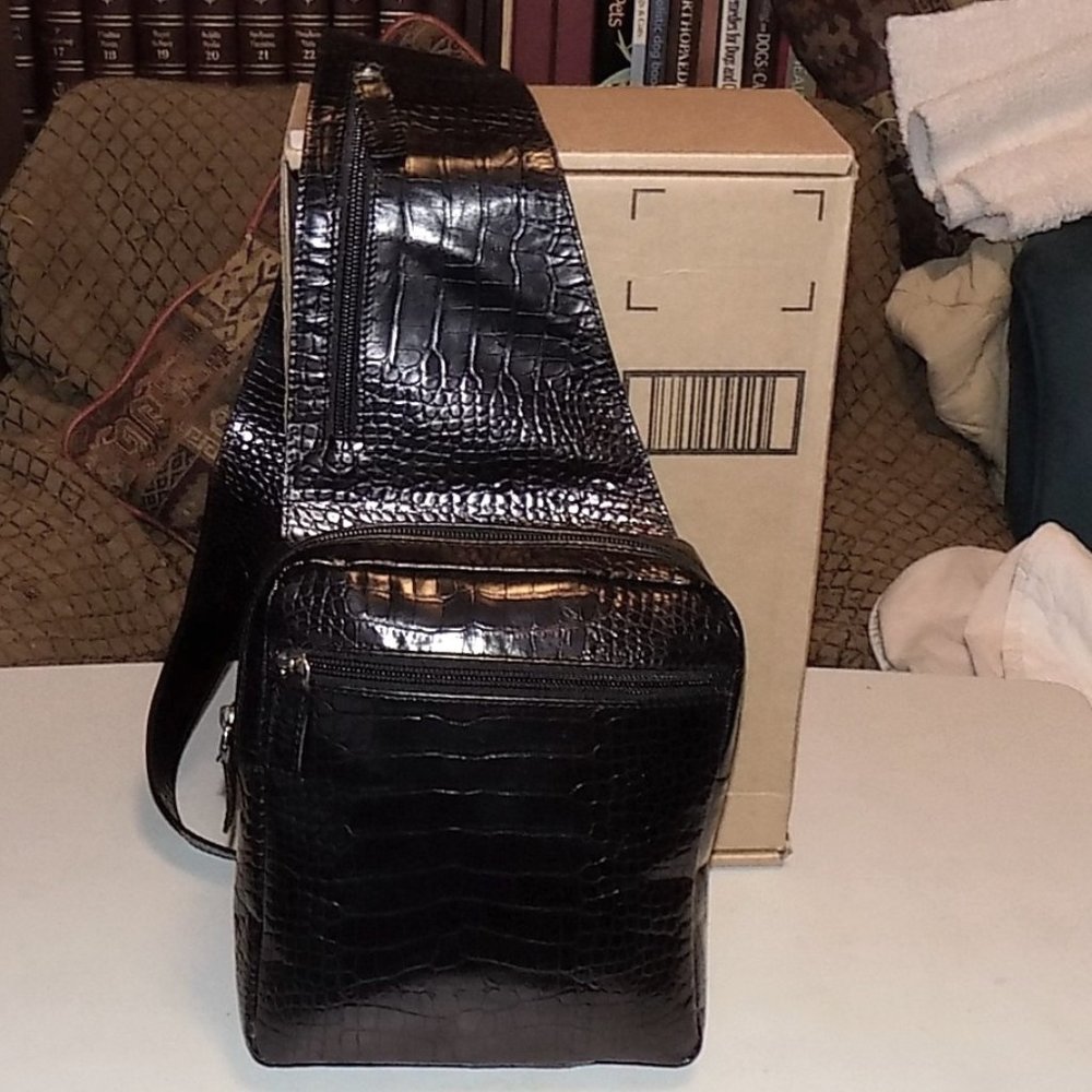 Giniluse  croc embossed black leather crossbody zippered pouch on strap,Italy
